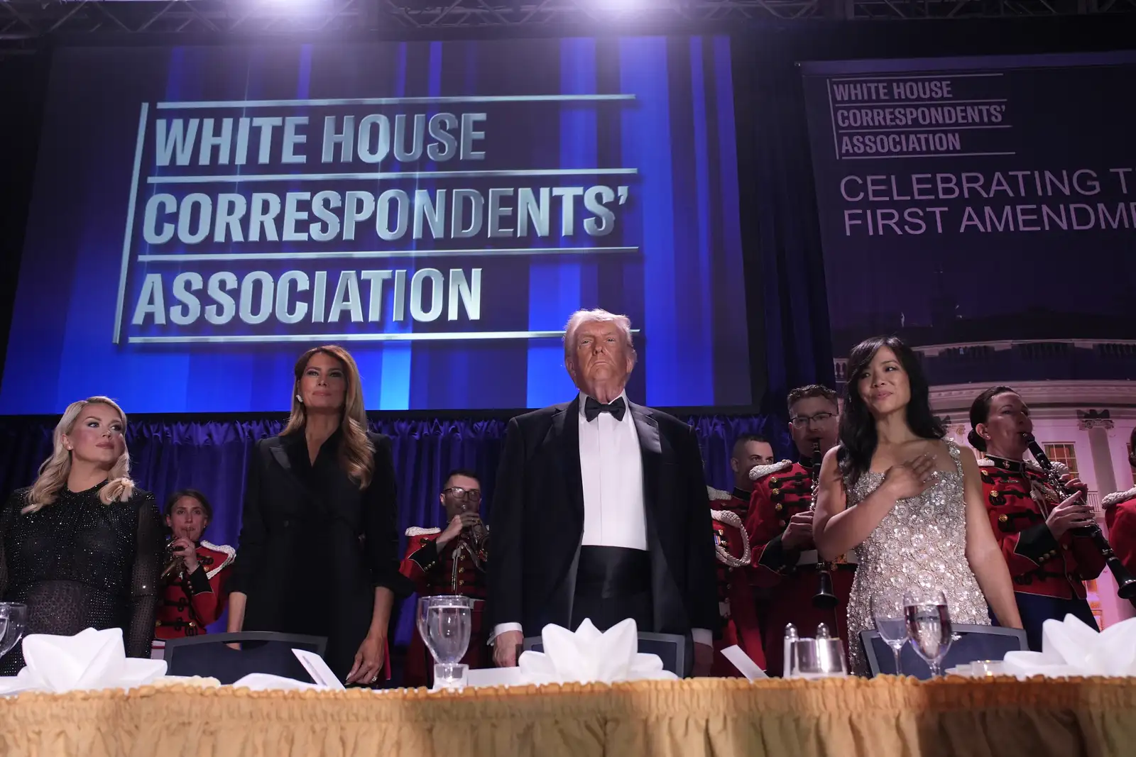 epa12914464 (L-R) White House Press Secretary Karoline Leavitt, First lady Melania Trump, US President Donald Trump, and CBS News senior White House correspondent Weijia Jiang participate in the White House Correspondents' Association Dinner in Washington, DC, USA, 25 April 2026.  EPA/Yuri Gripas / POOL