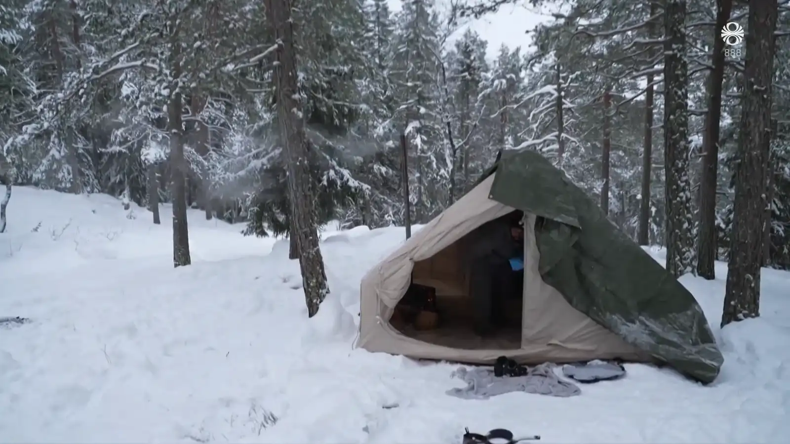 Býr í tjaldi til að borga af húsnæðisláninu