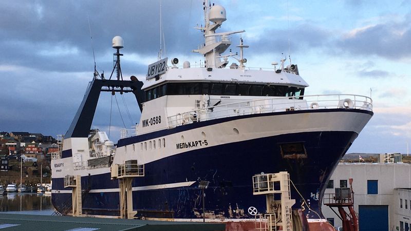 Rússneski togarinn Melkart, eitt þeirra skipa sem talið er hafa stundað njósnir við strendur Noregs, Danmerkur og Svíþjóðar, liggur við festar í Þórshöfn höfuðstað Færeyja.