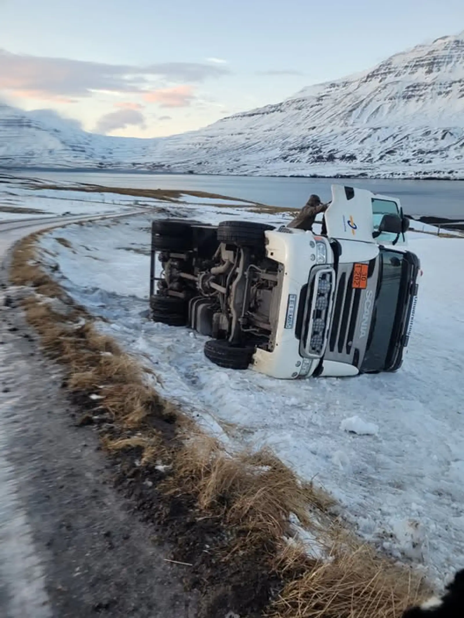 Olíubíll á hliðinni í Seyðisfirði.