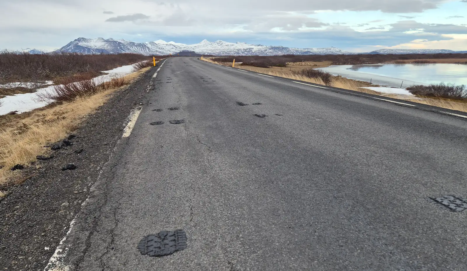 Vegur um Kaldármela áleiðis á Snæfellsnes með bikblettum eftir bikblæðingar.