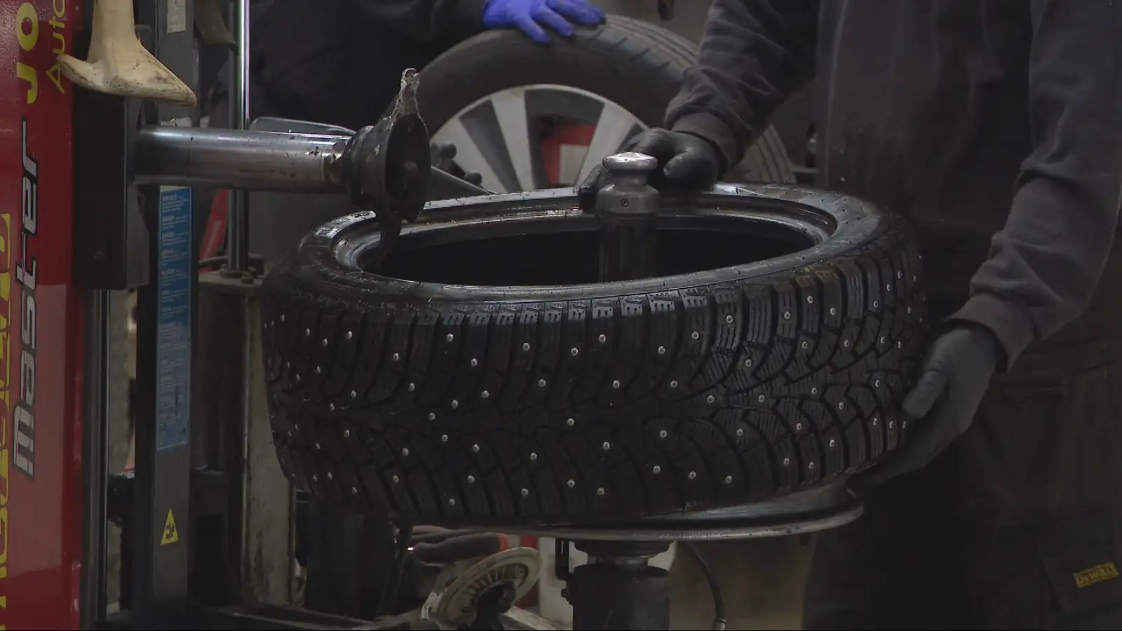 Landsmenn flykkjast á dekkjaverkstæði: „Það er búið að vera alveg uppbókað“