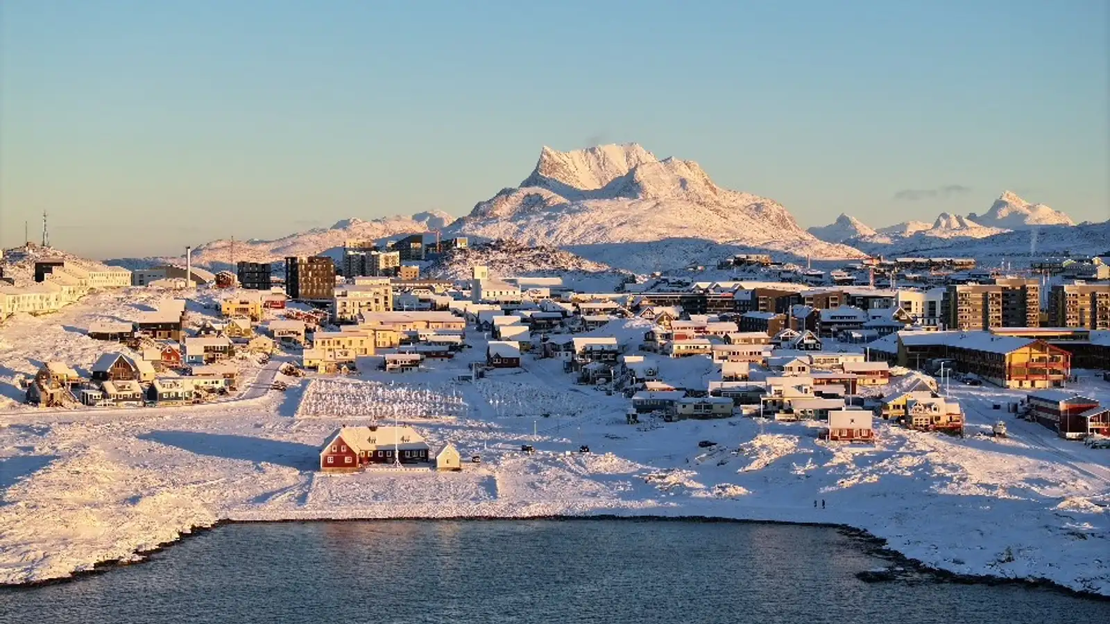 Grænlenskur stjórnmálamaður segir hamlandi að Ísland stýri flugumferð yfir Grænlandi