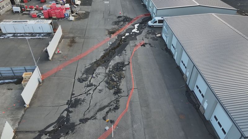 A large crack in an industrial area in Grindavík.