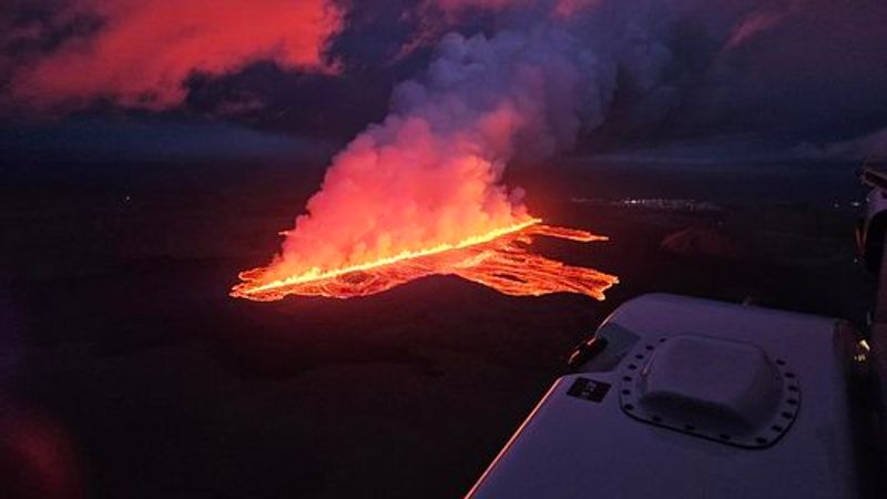 Luftaufnahme des Ausbruchs, Drohnenansicht, August-Vulkanausbruch in Grindavík