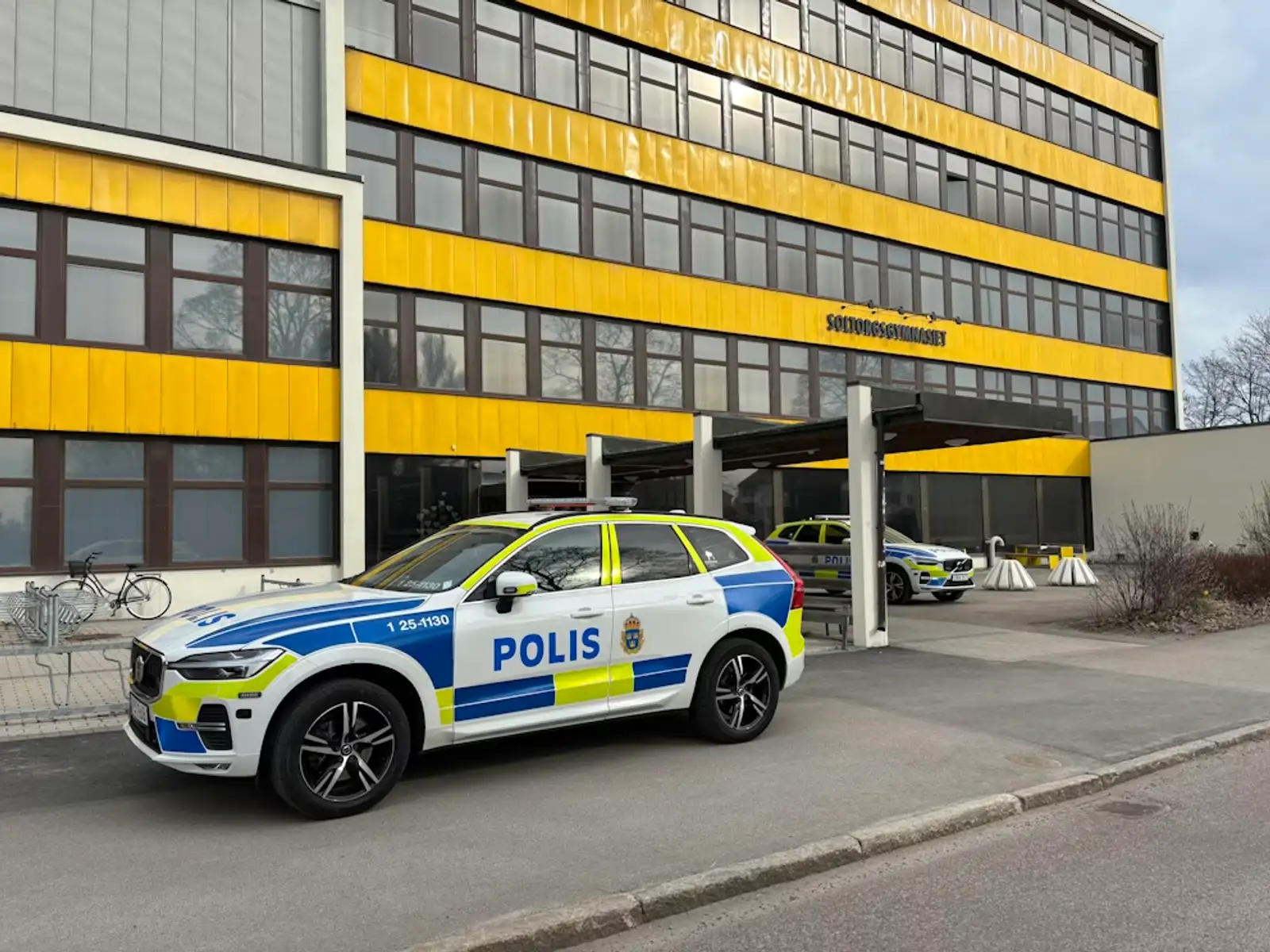 Lögreglubílar fyrir utan skóla í Borlänge í Svíþjóð.