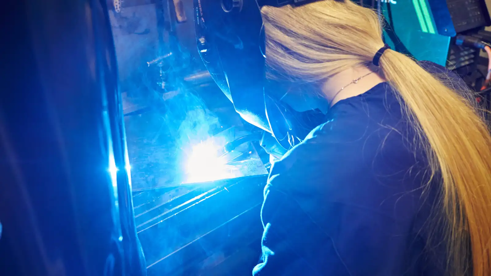 Kennt í gámum og „fjósi“