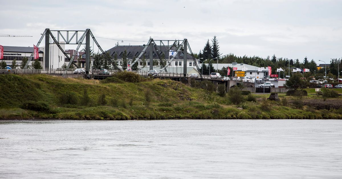 Maður, sem varð undir bíl, alvarlega slasaður - RÚV.is