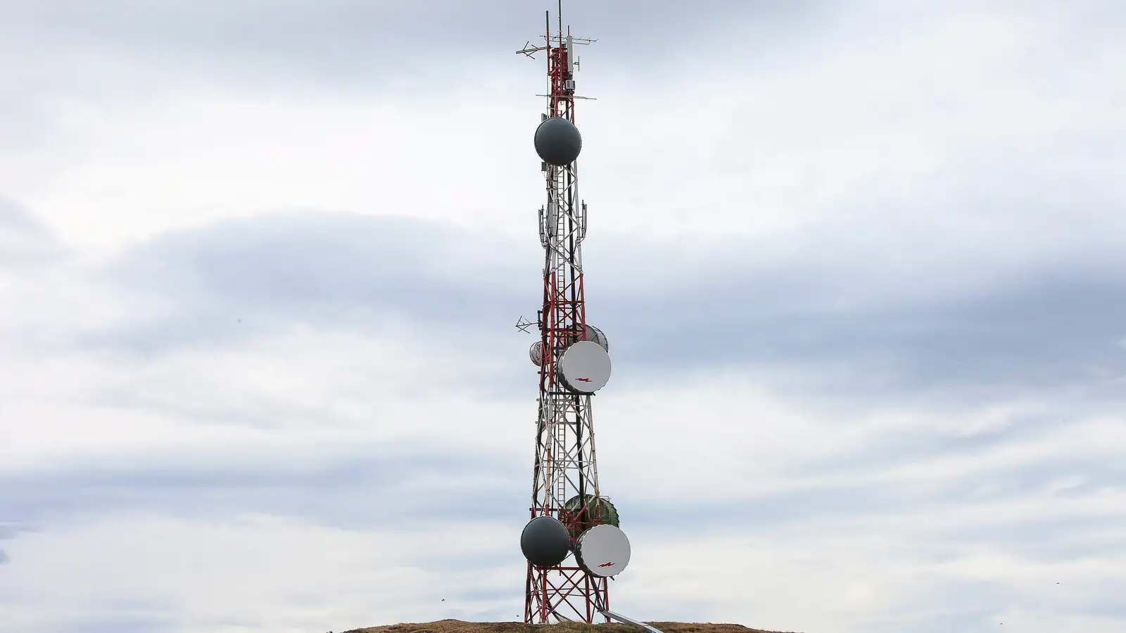 Verra símasamband eftir að slökkt var á sendum