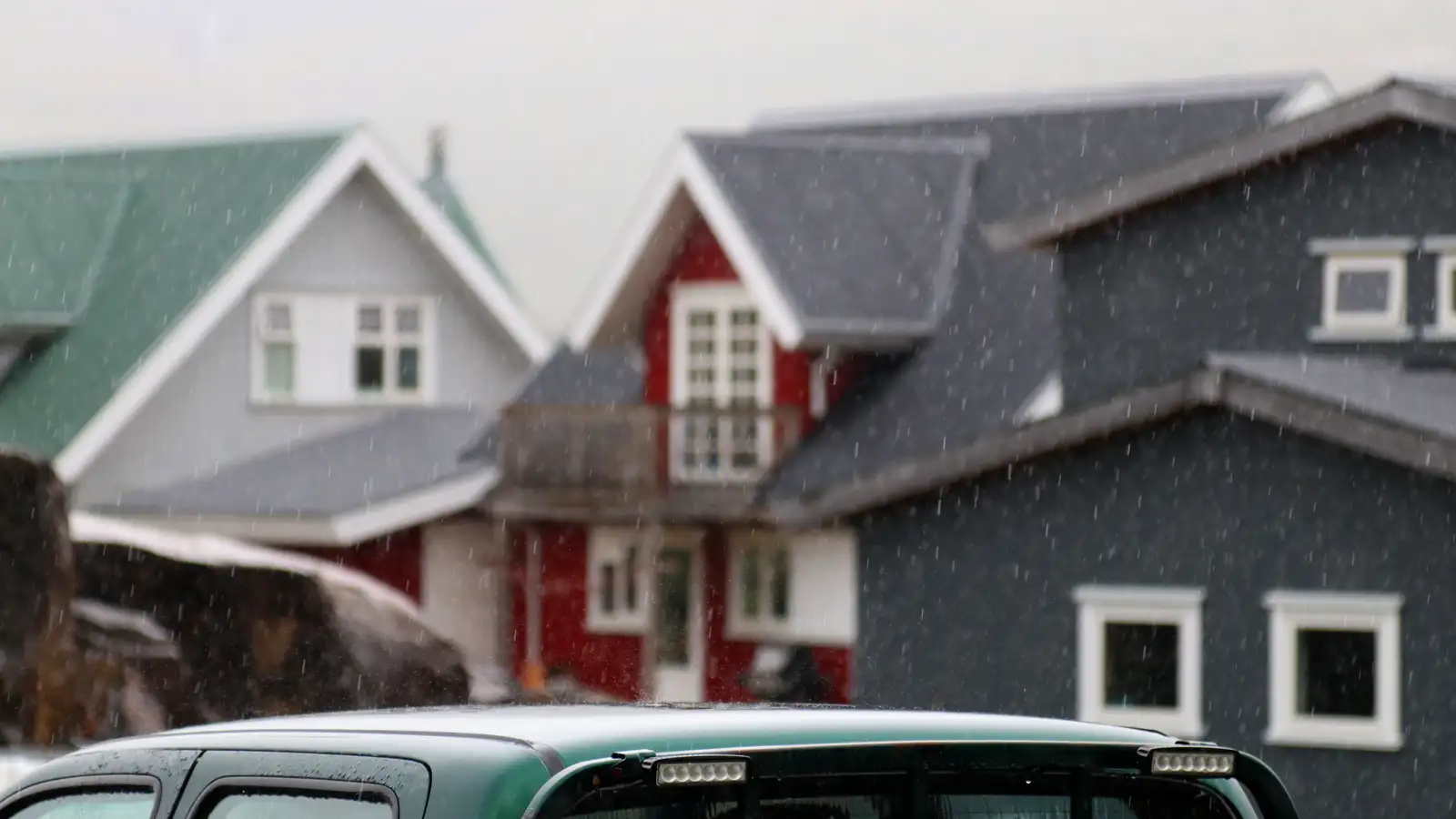 Einhver væta víðast hvar um landið