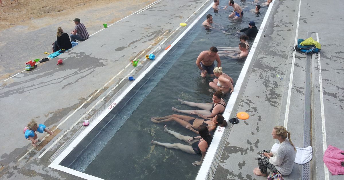 Photography of naked man in public shower alleged - RÚV.is