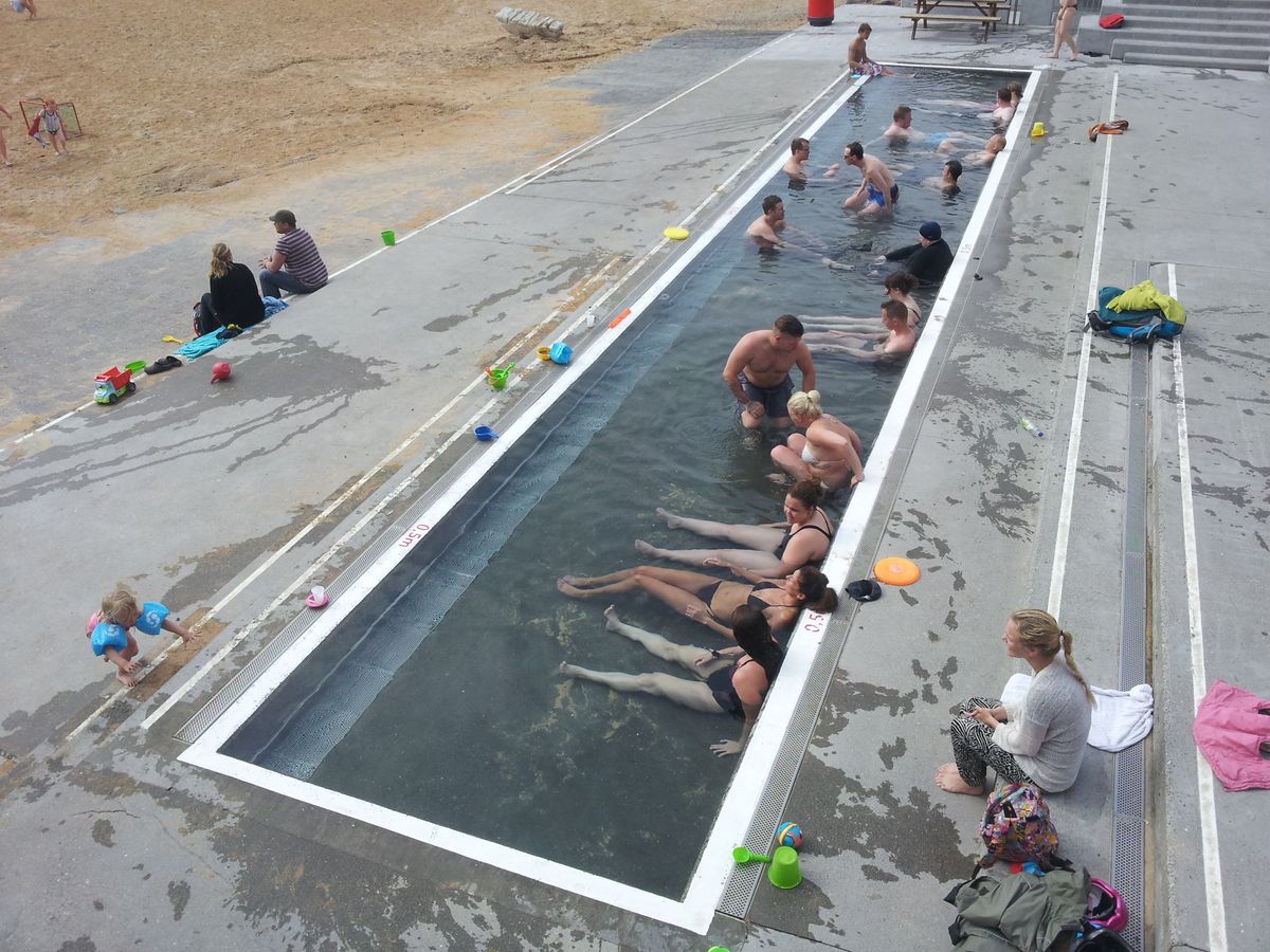 Photography of naked man in public shower alleged - RÚV.is