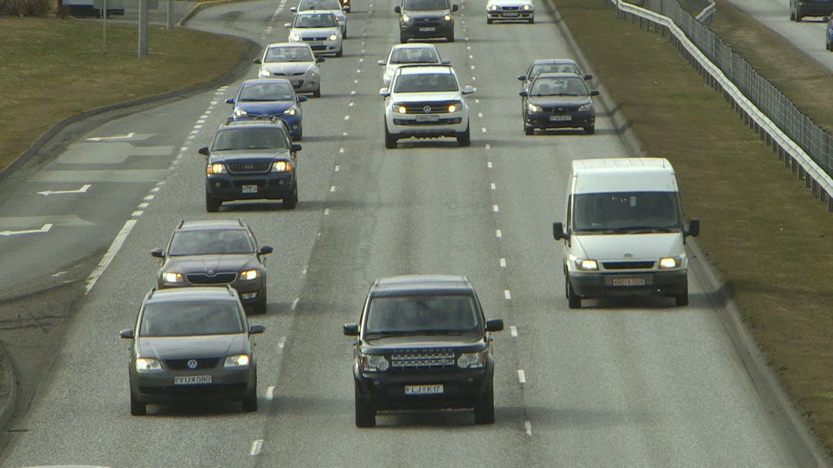 Sala á nýjum bílum dregst saman um 38,7% - RÚV.is