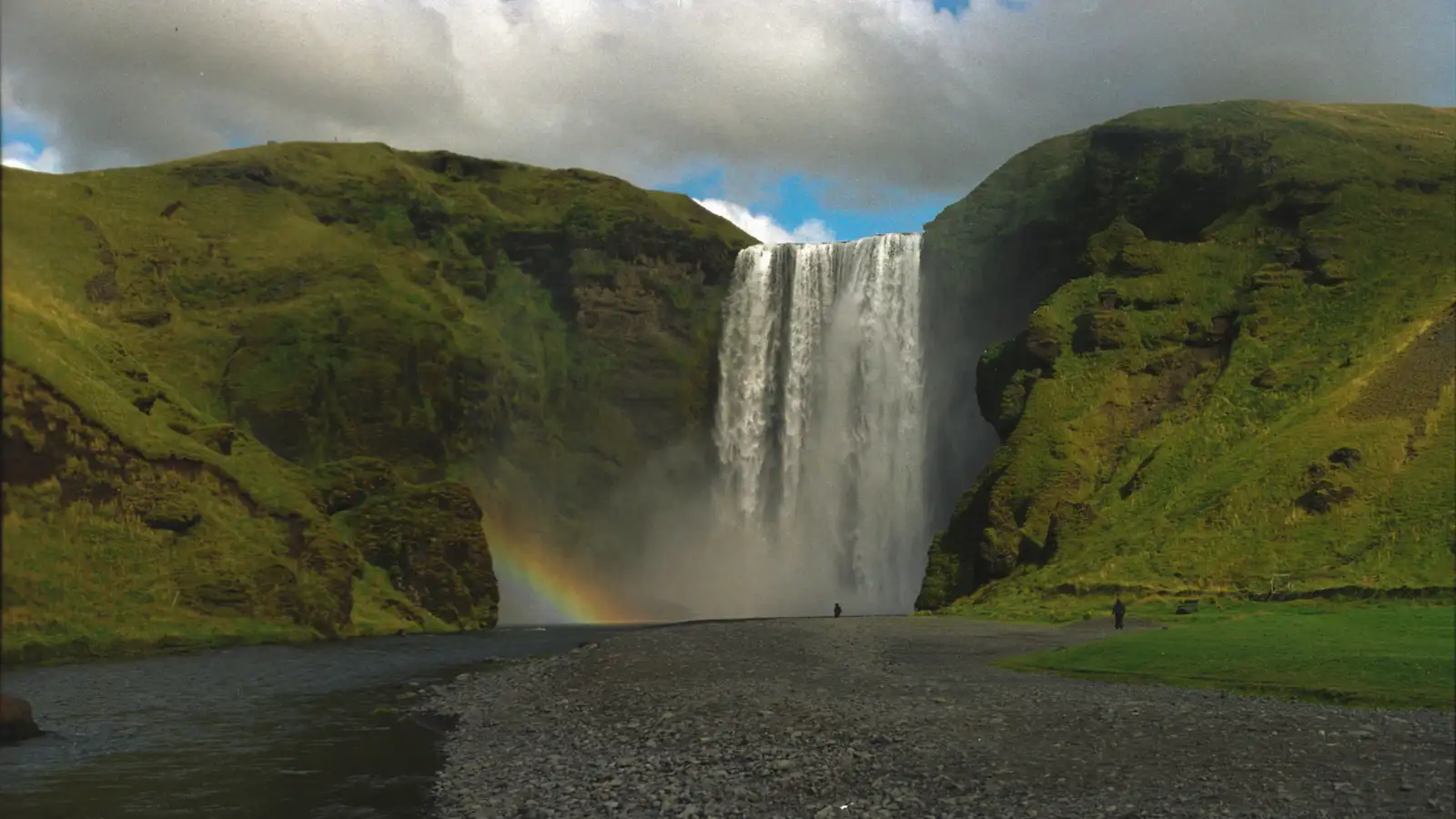Hringvegurinn við Skóga lokaður vegna áreksturs tveggja bíla