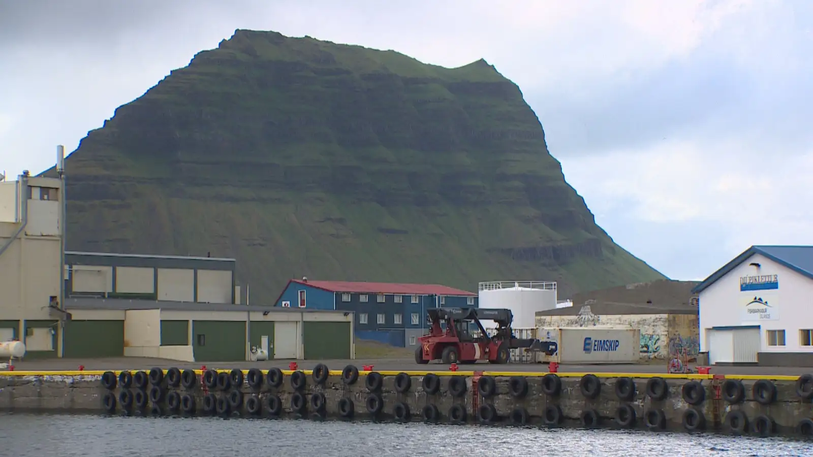 Sex skip þurft frá að hverfa vegna veðurs