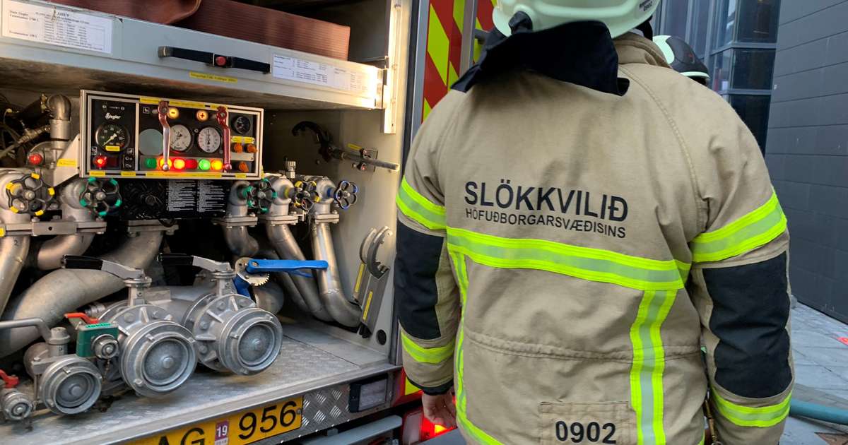 Eldur í bíl við Fjarðarkaup - RÚV.is