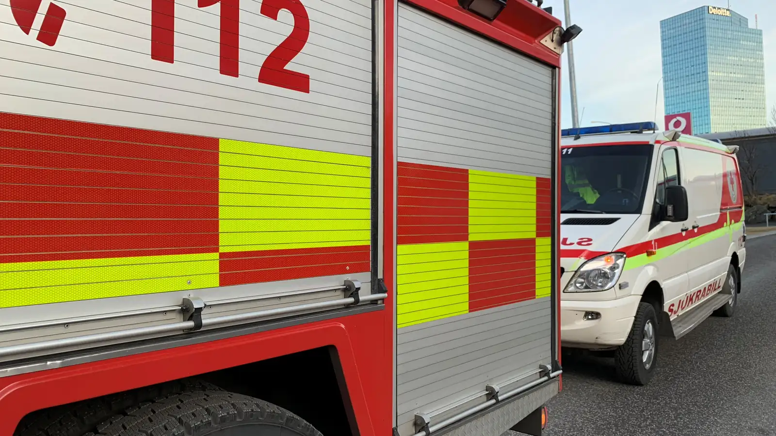 Tveir fluttir á bráðamóttöku eftir eldsvoða í bílskúr