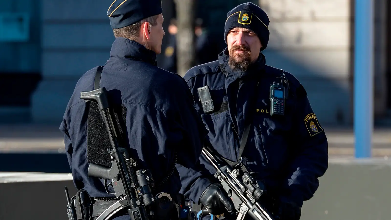 25 ára kona alvarlega særð eftir að skotum var hleypt af í íþróttahöll í Stokkhólmi