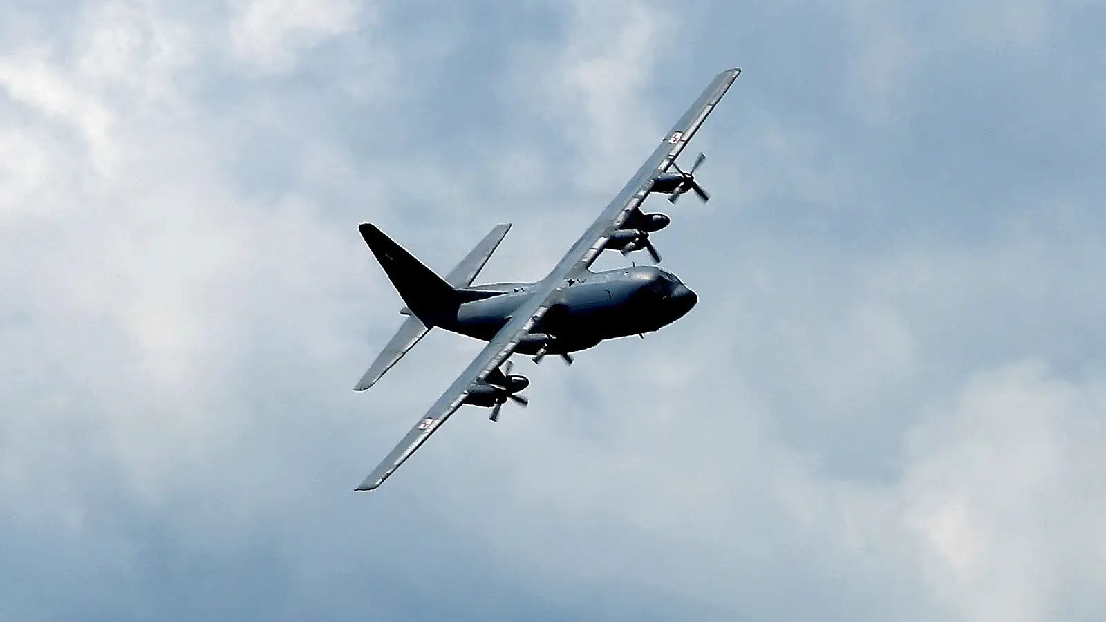 20 fórust þegar tyrknesk herflutningavél hrapaði á landamærum Georgíu og Aserbaídsjan