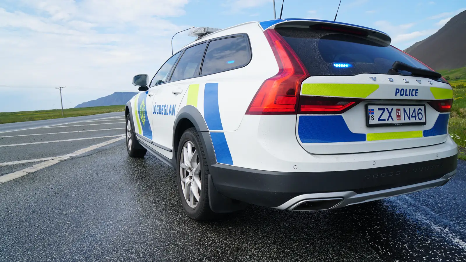 Ungmennum fylgt eftir með dróna