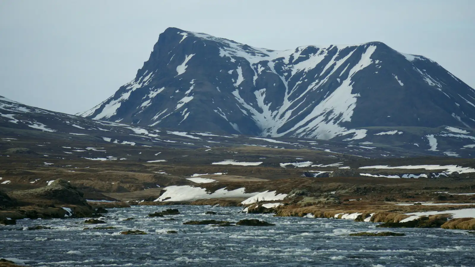 Blæs hressilega syðst á landinu