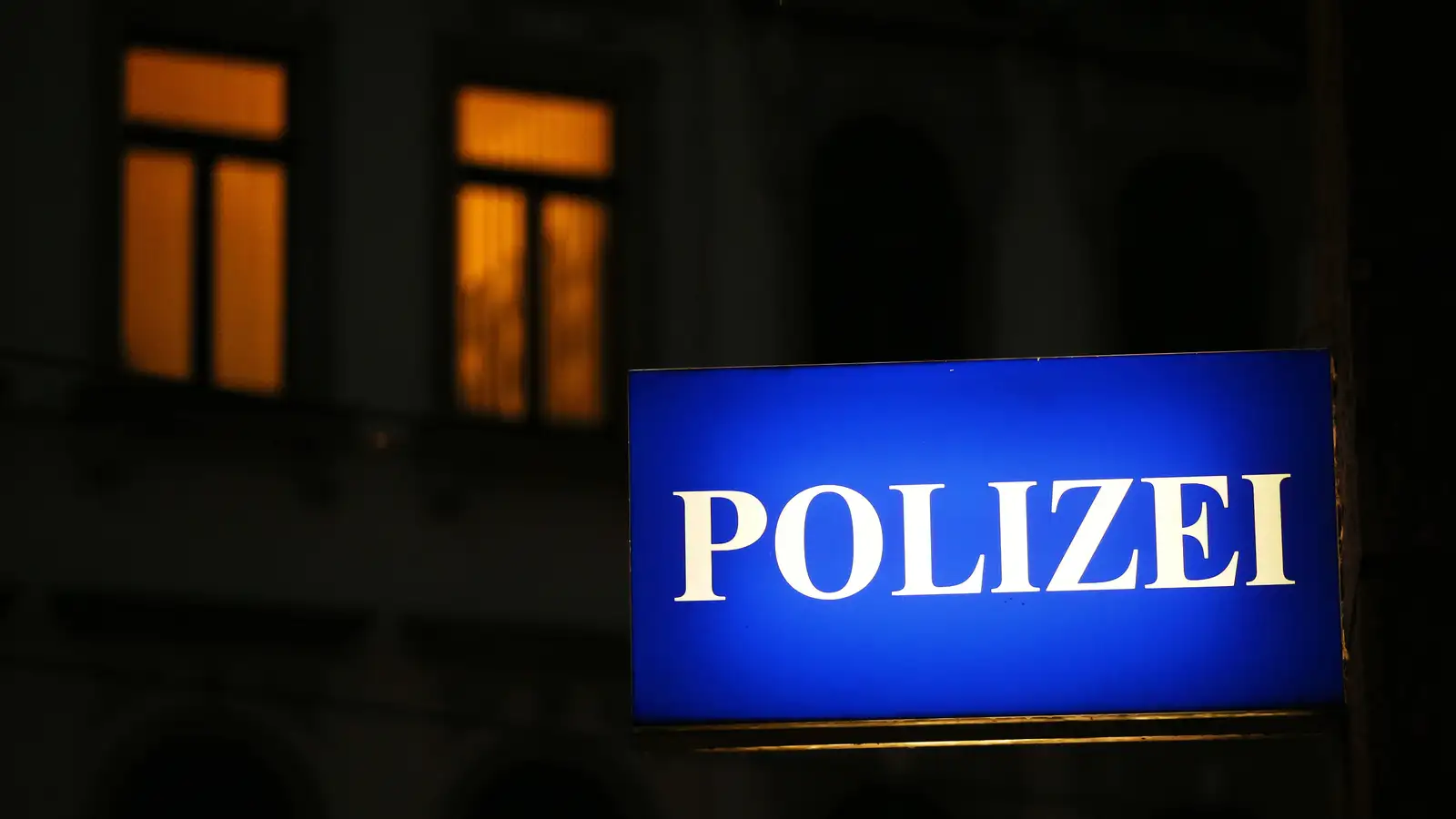 Þrír slösuðust þegar litboltasprengju var kastað inni í lesti