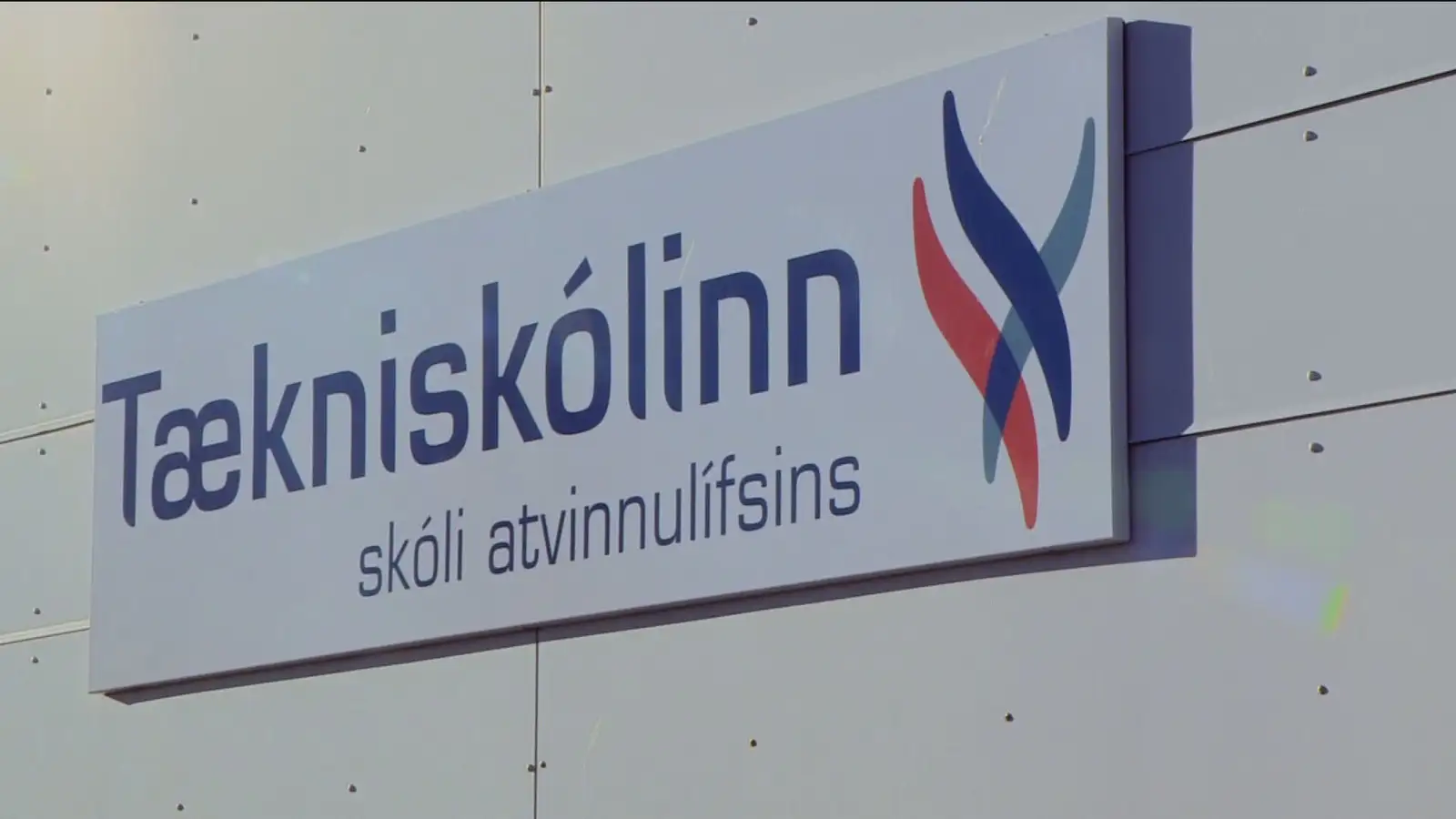 Tækniskólinn er vinsælasta stelpan á ballinu og fleiri bjóða upp í dans