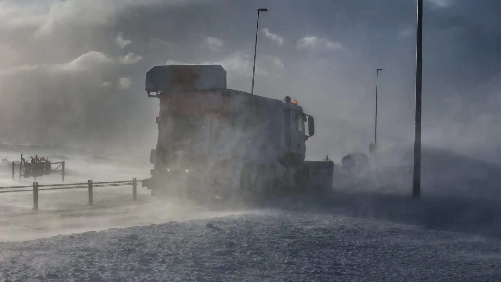 Flutningabílar fastir á Þröskuldum