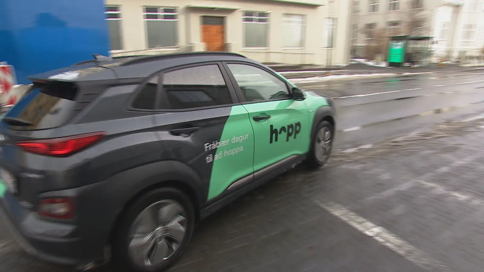Flúði lögreglu á Hopp-deilibíl og skemmdi bíla