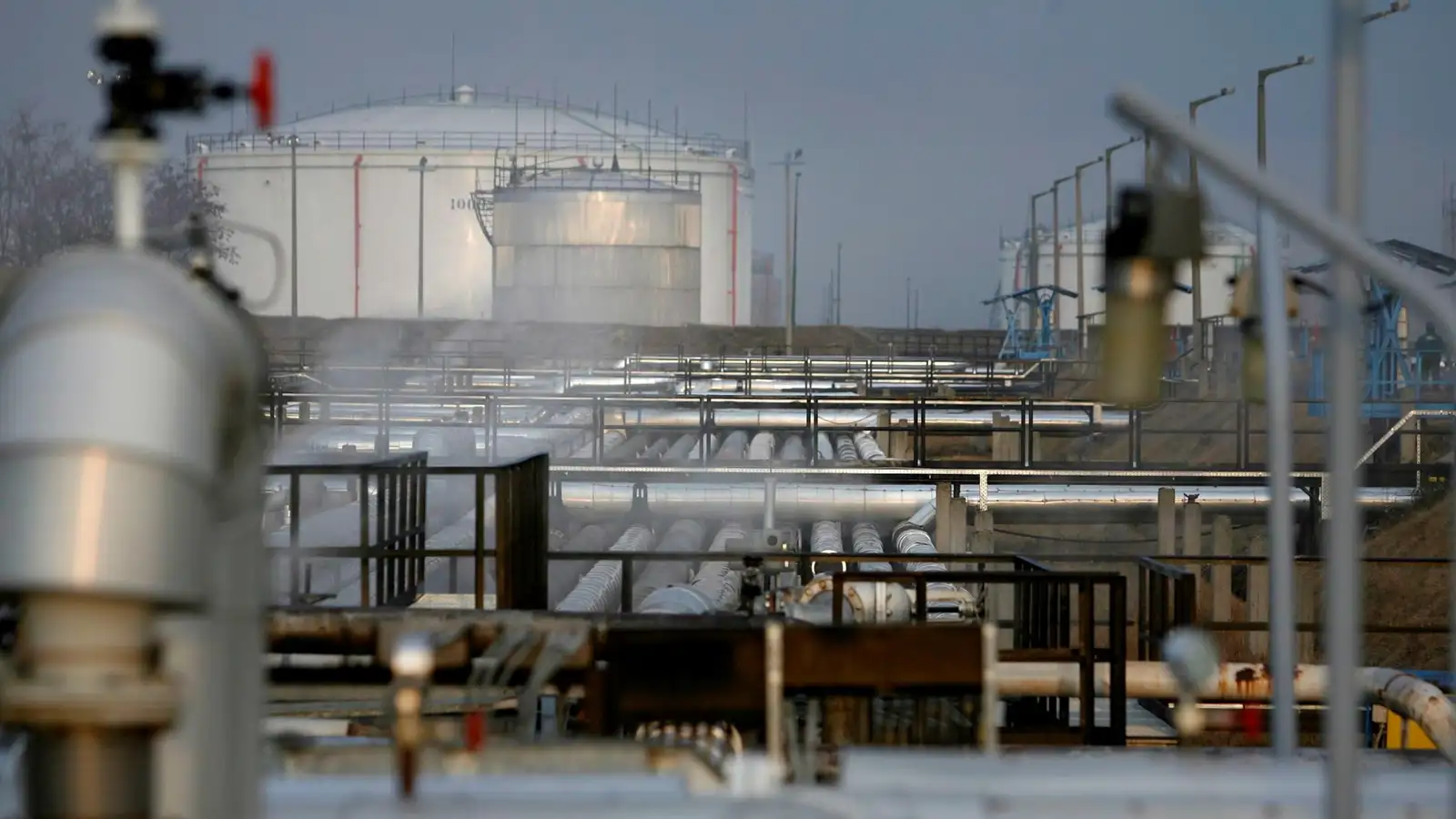 epa00898749 A part of the receiving station of the Druzhba (Friendship) oil pipeline in the country's largest oil refinery in Szazhalombatta, 29 kms south of Budapest, Hungary, Tuesday, 09 January, 2007. Hungary has not received crude oil from Russia since Monday evening when delivery was halted due to a price dispute between Russia and Belarus. The Hungarian government decided to open the country's strategic oil reserves which contains enough crude oil for three months.  EPA/ZSOLT SZIGETVARY HUNGARY OUT