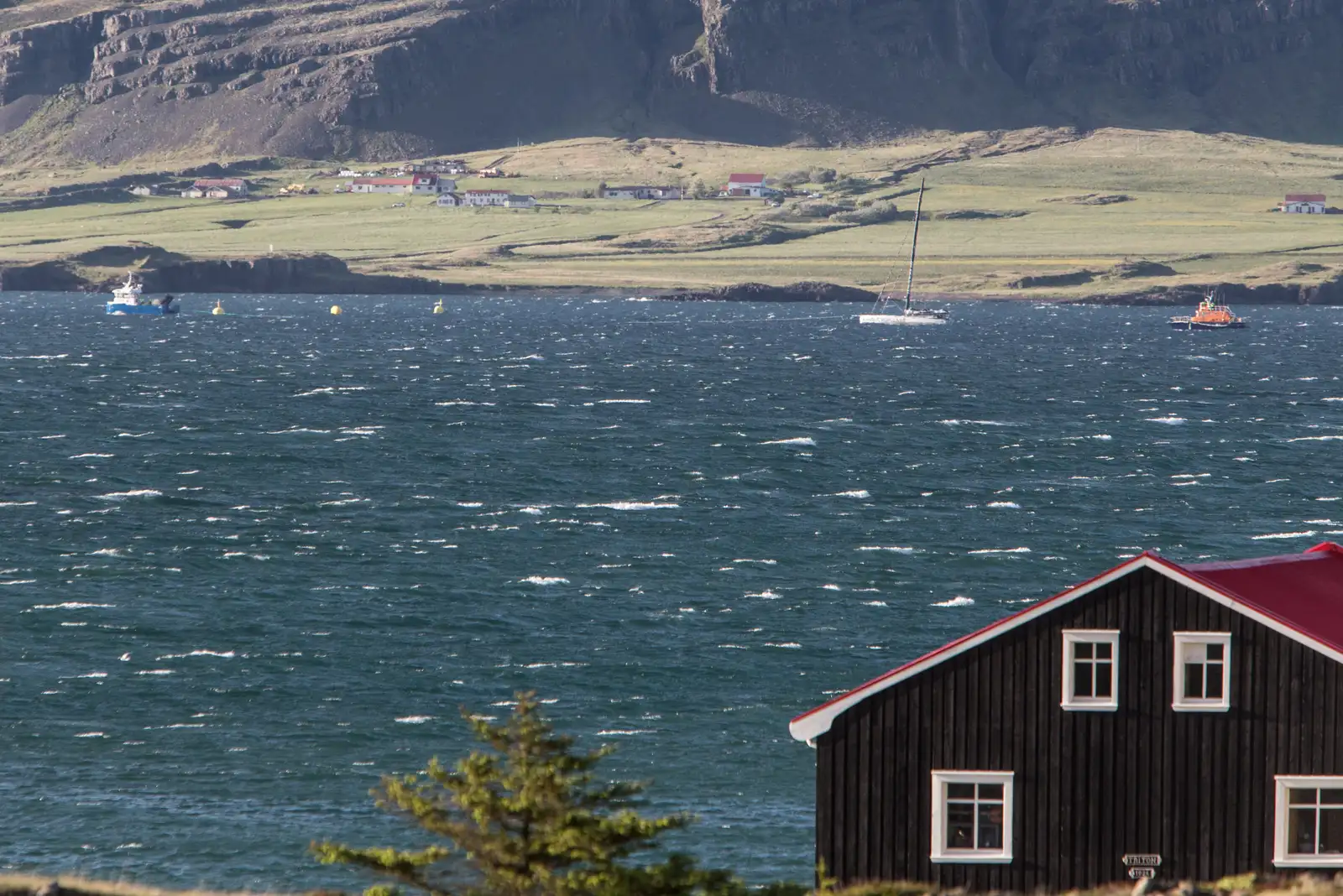 Vegkafli fór í sundur við Djúpavog - RÚV.is