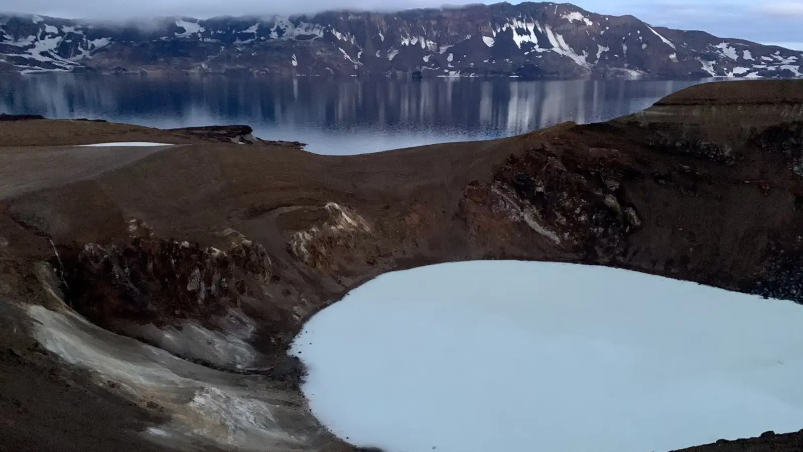 Land við Öskju hefur risið um nærri einn metra á rúmum fimm árum