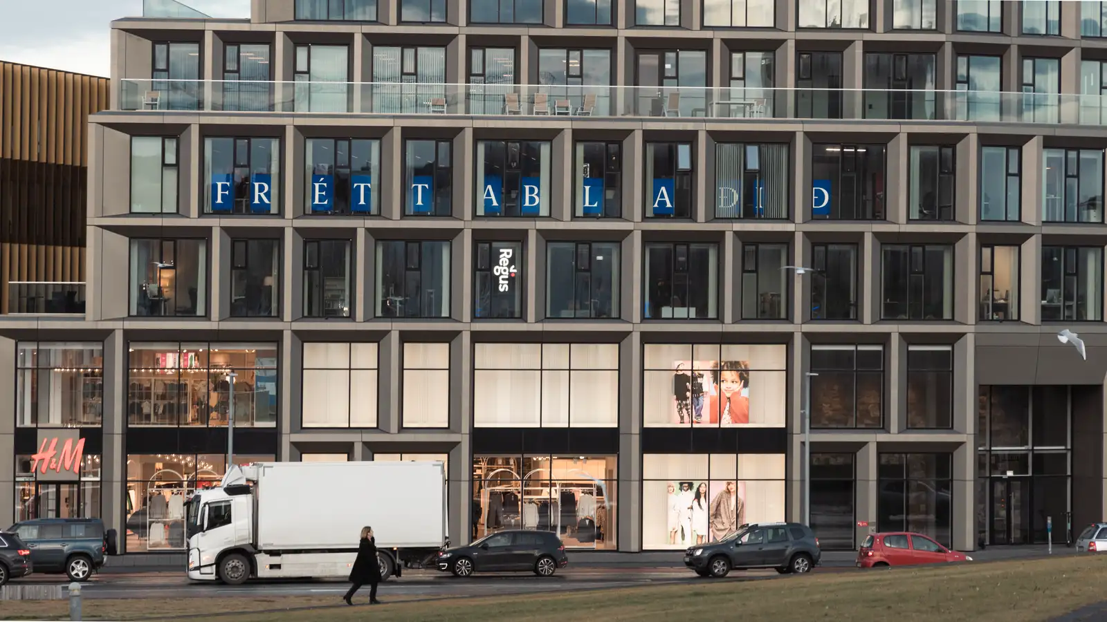 Grunsamleg mannréttindasamtök kaupa líklega þjónustu af skúffufyrirtæki í miðbænum