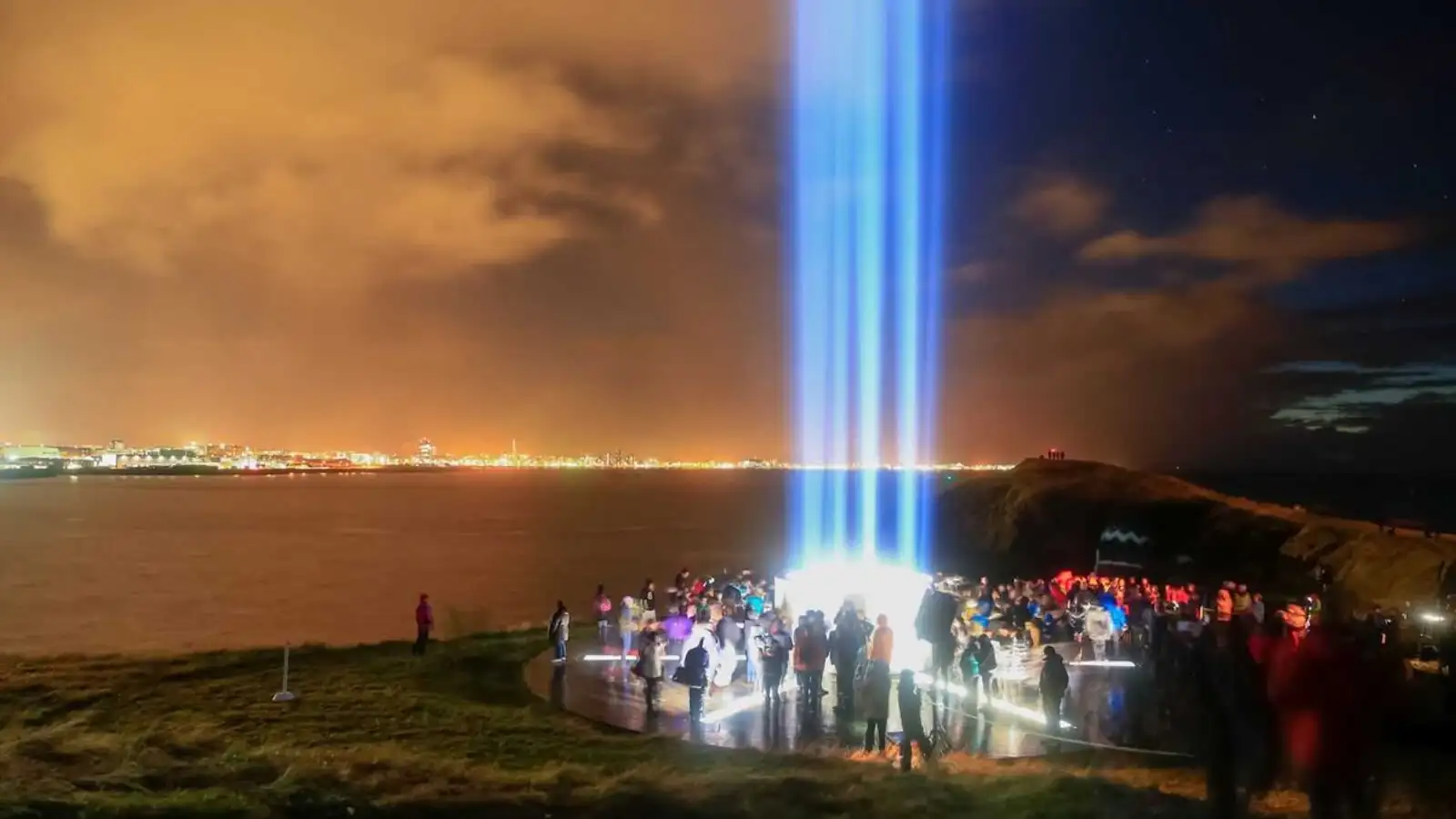 Friðarsúla Yoko Ono tendruð í tuttugasta sinn