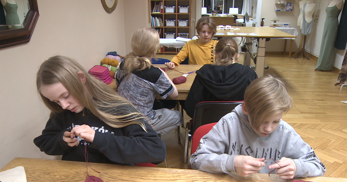 Börnin læra borðsiði, blettahreinsun og að hekla - RÚV.is