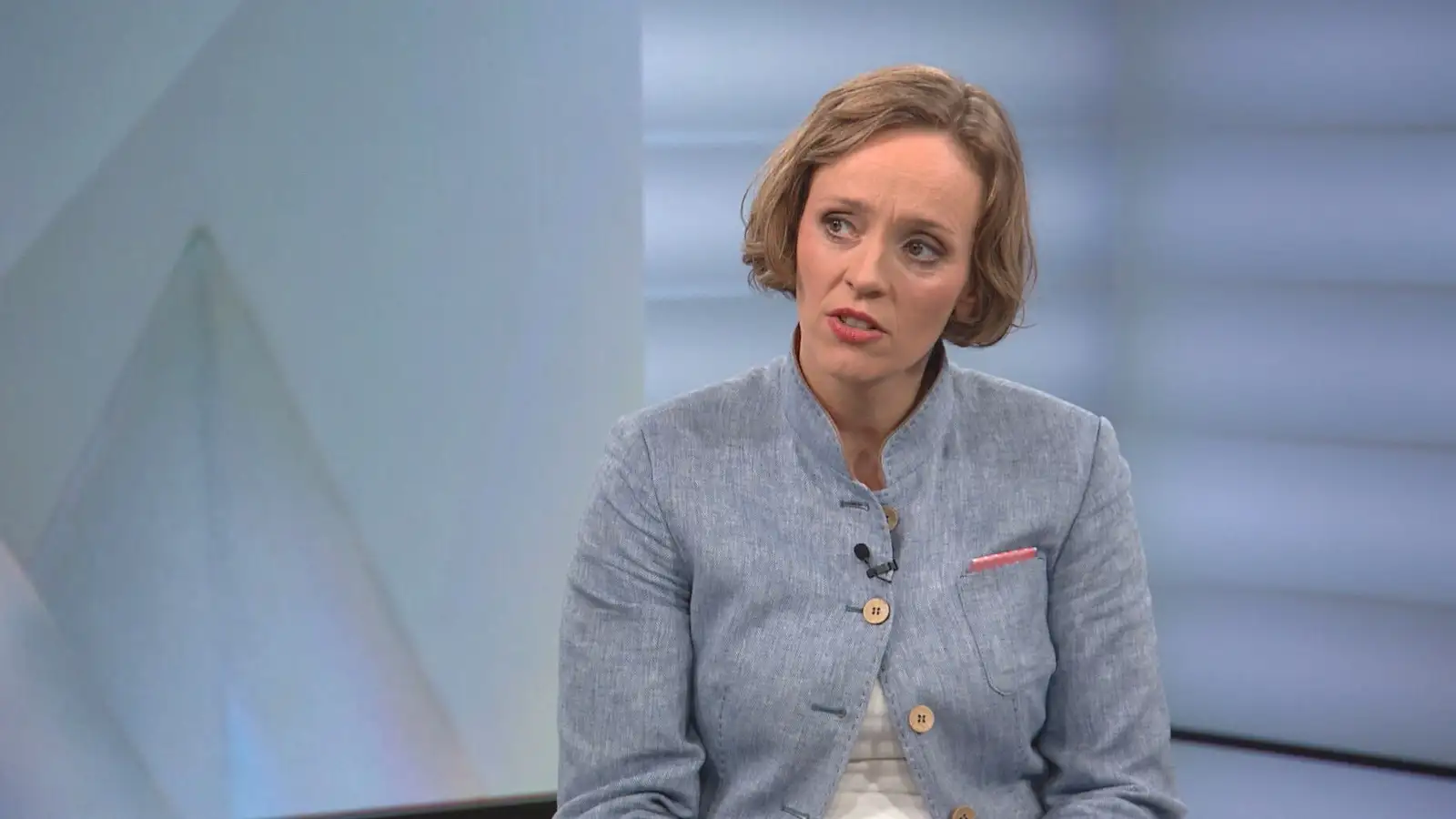 Halla vísar ásökunum um „leikrit“ til föðurhúsanna