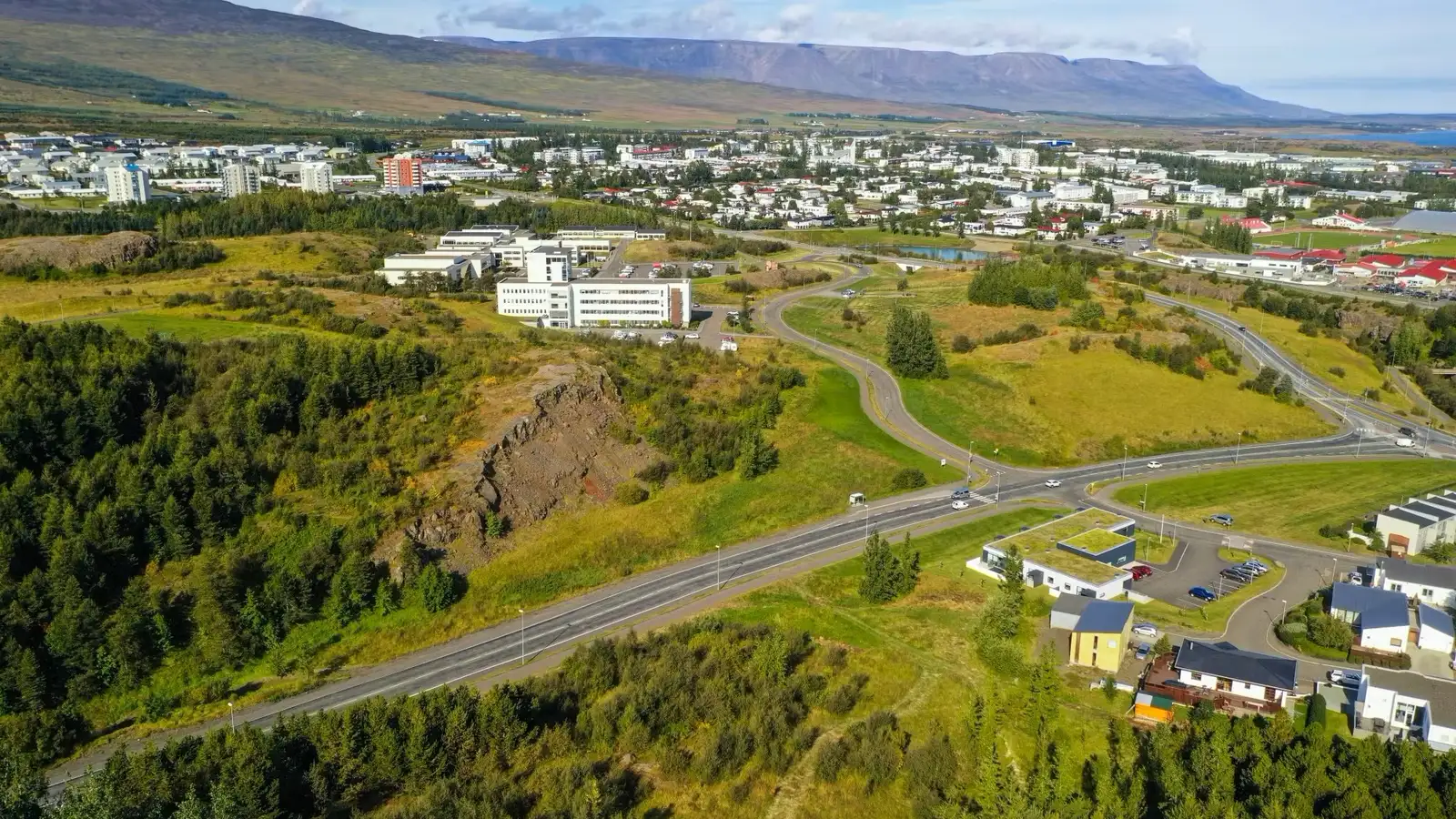 Skiptinemar á gistiheimilum á meðan bygging nýrra stúdentagarða tefst