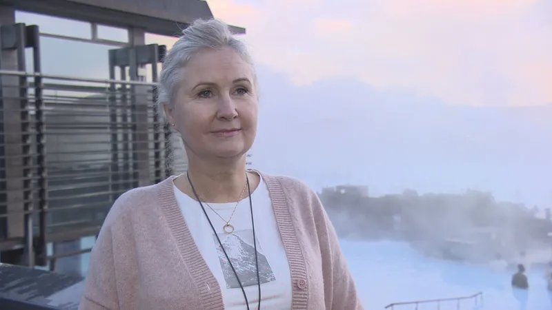 Helga Árnadóttir, framkvæmdastjóri sölu, reksturs og þjónustu hjá Bláa lóninu. Á bak við hana er Bláa lónið.