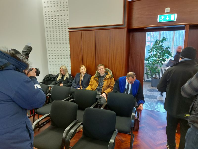 Margrét Björk Jónsdóttir, fréttamaður á Vísi, Erla Björg Gunnarsdóttir, ritstjóri fréttastofu Stöðvar 2, Vísis og Bylgjunnar, Kolbeinn Tumi Daðason, fréttastjóri Vísis, og Reimar Pétursson lögmaður sitja í öftustu röð áhorfendabekkja í stóra dómsal Héraðsdóms Reykjavíkur, sal 101.