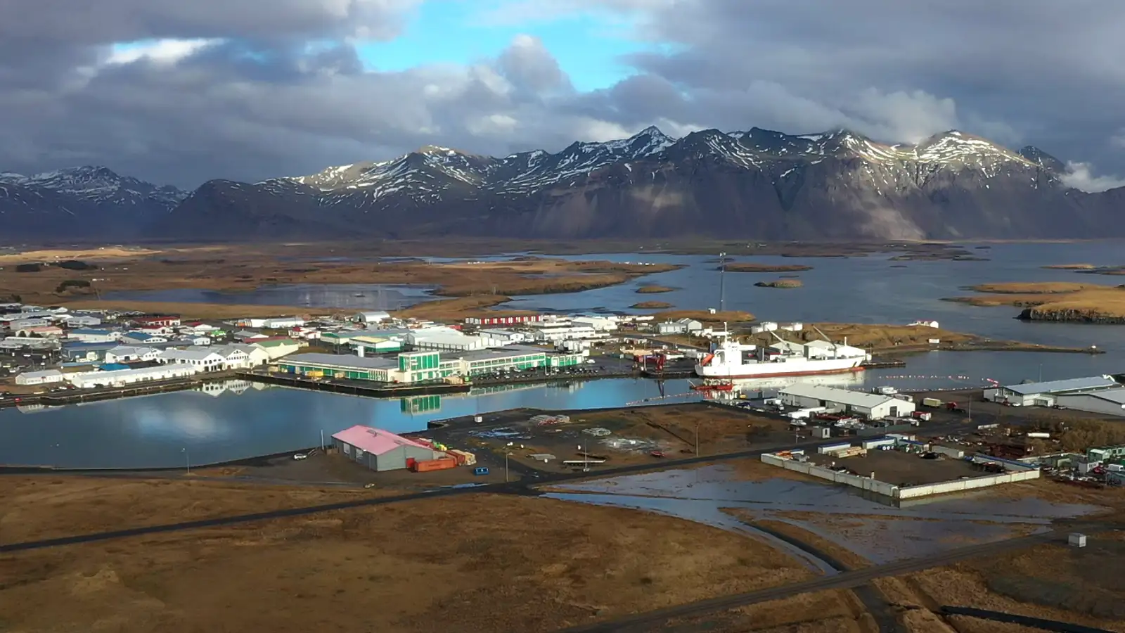 Ákveðin austan- og norðaustanátt