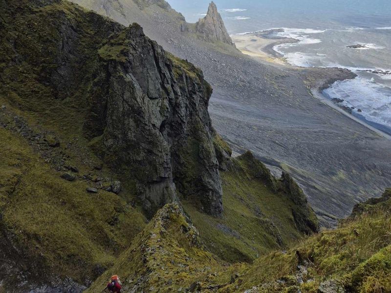 Nokkuð erfiðar aðstæður voru til björgunar í fjallinu í dag. Björgunarsveitarfólk að störfum á Kastárfjalli.
