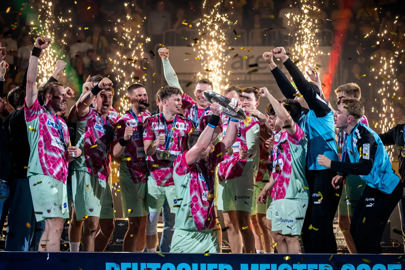 Handball-Bundesliga, DAIKIN HBL, Rhein-Neckar Löwen - Füchse Berlin; 08.06.2025 Die Mannschaft der Füchse Berlin jubelt gemeinsam nach dem Gewinn der Deutschen Meisterschaft 2025 in der SAP Arena. die Spieler halten die Meisterschale. DAIKIN HBL 2024 25, Rhein-Neckar Löwen gegen Füchse Berlin, am 08.06.2025 in der SAP-Arena in Mannheim. DAIKIN HBL 2024 25, Rhein-Neckar Löwen gegen Füchse Berlin, am 08.06.2025 in der SAP-Arena in Mannheim. *** 1 Handball Bundesliga, DAIKIN HBL, Rhein Neckar Löwen Füchse Berlin 08 06 2025 The Füchse Berlin team celebrates together after winning the German Championship 2025 in the SAP Arena the players hold the championship trophy DAIKIN HBL 2024 25, Rhein Neckar Löwen against Füchse Berlin, on 08 06 2025 in the SAP Arena in Mannheim DAIKIN HBL 2024 25, Rhein Neckar Löwen against Füchse Berlin, on 08 06 2025 in the SAP Arena in Mannheim Copyright: xBEAUTIFULxSPORTS Gelhardtx