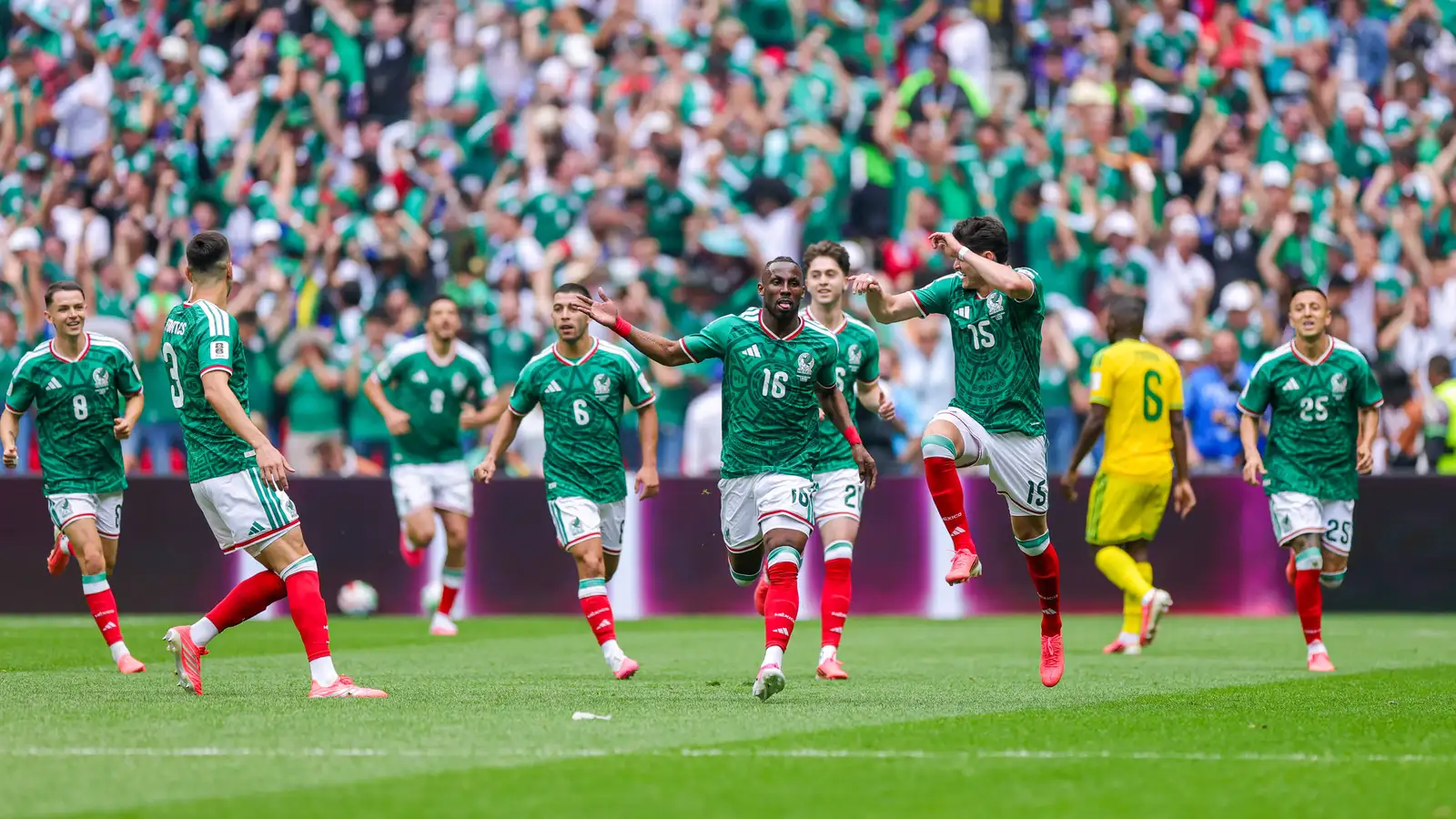 HM-vaktin: Mexíkó vann í þriggja rauða spjalda leik