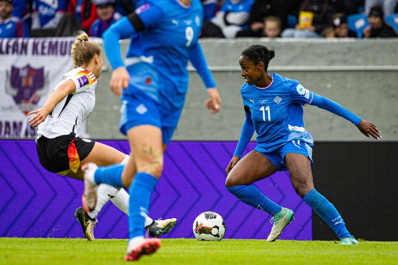 Fótboltakonan Natasha Moraa Anasi í landsleik gegn Þýskalandi á Laugardalsvelli í júlí 2024