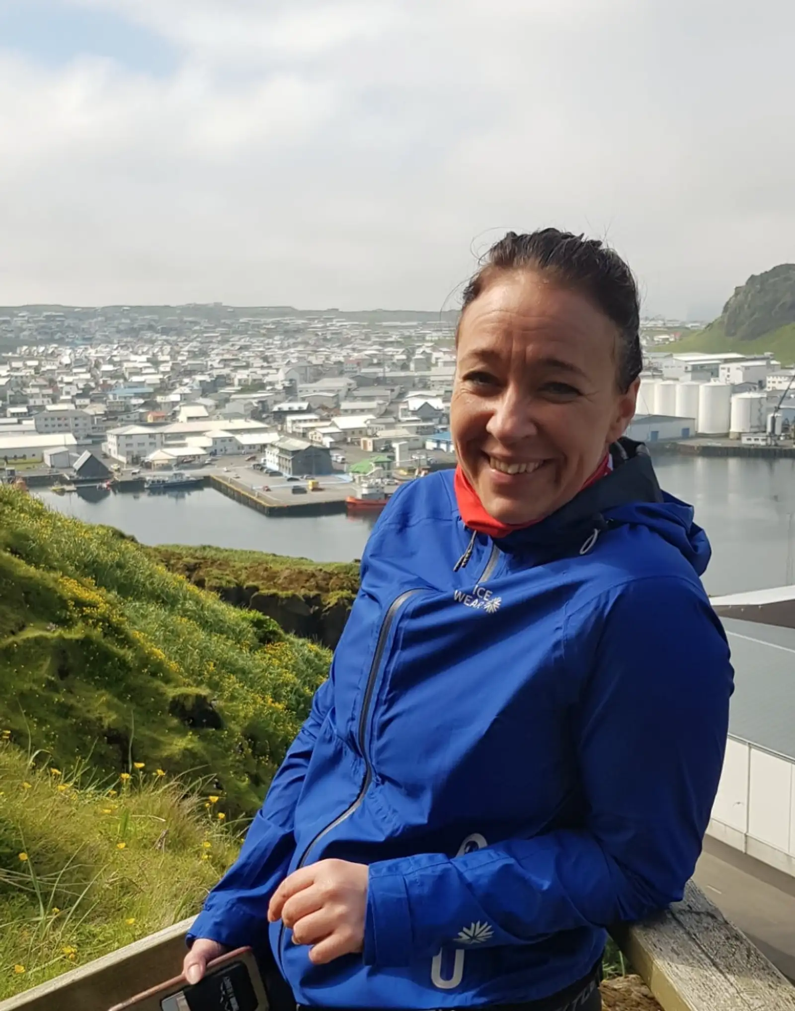 Á myndinni er Katrín Laufey Rúnarsdóttir. Fyrir aftan hana er Vestmannaeyjabær.