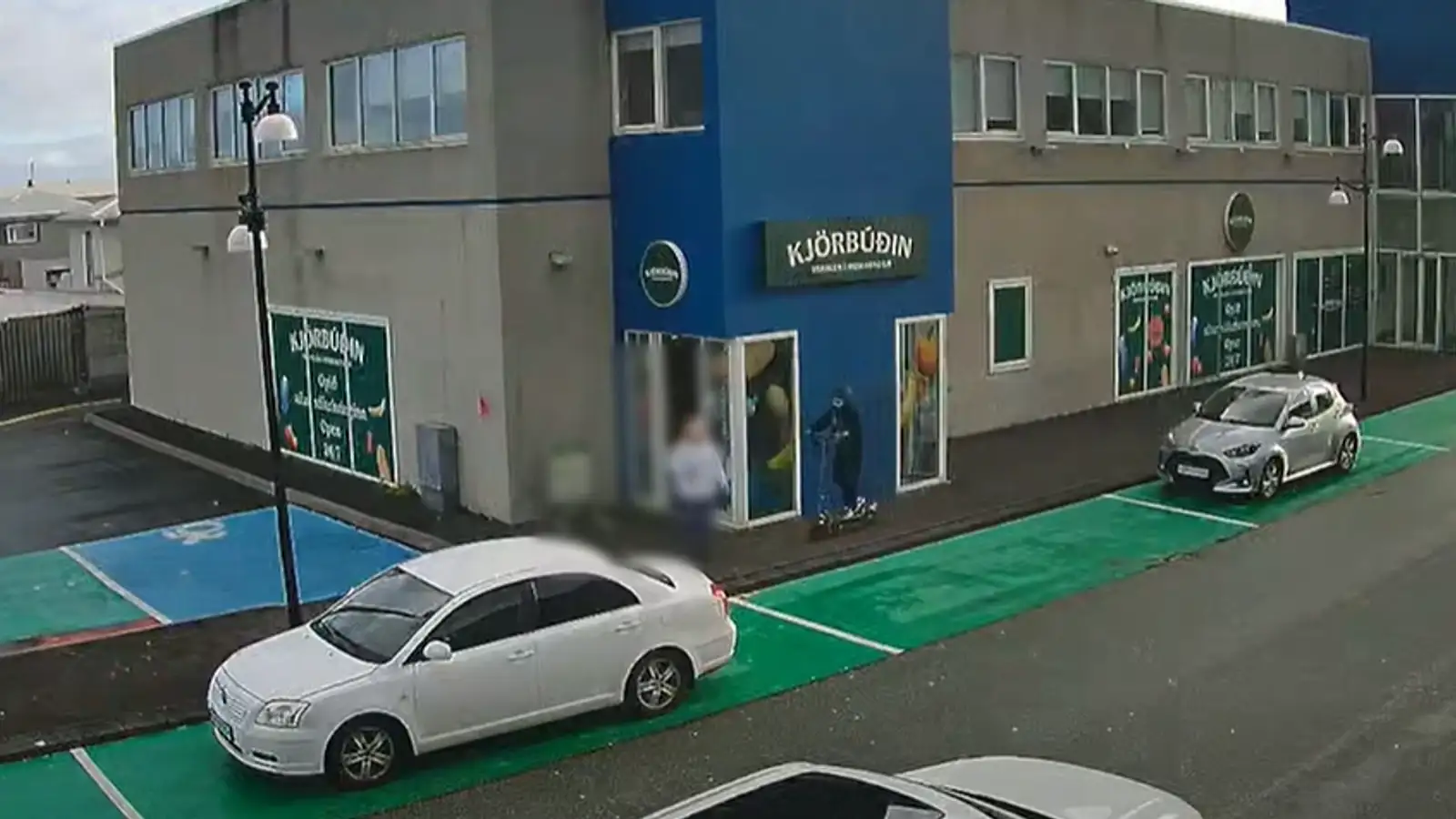 Leita að ökumanni hlaupahjóls sem ók á gangandi vegfaranda