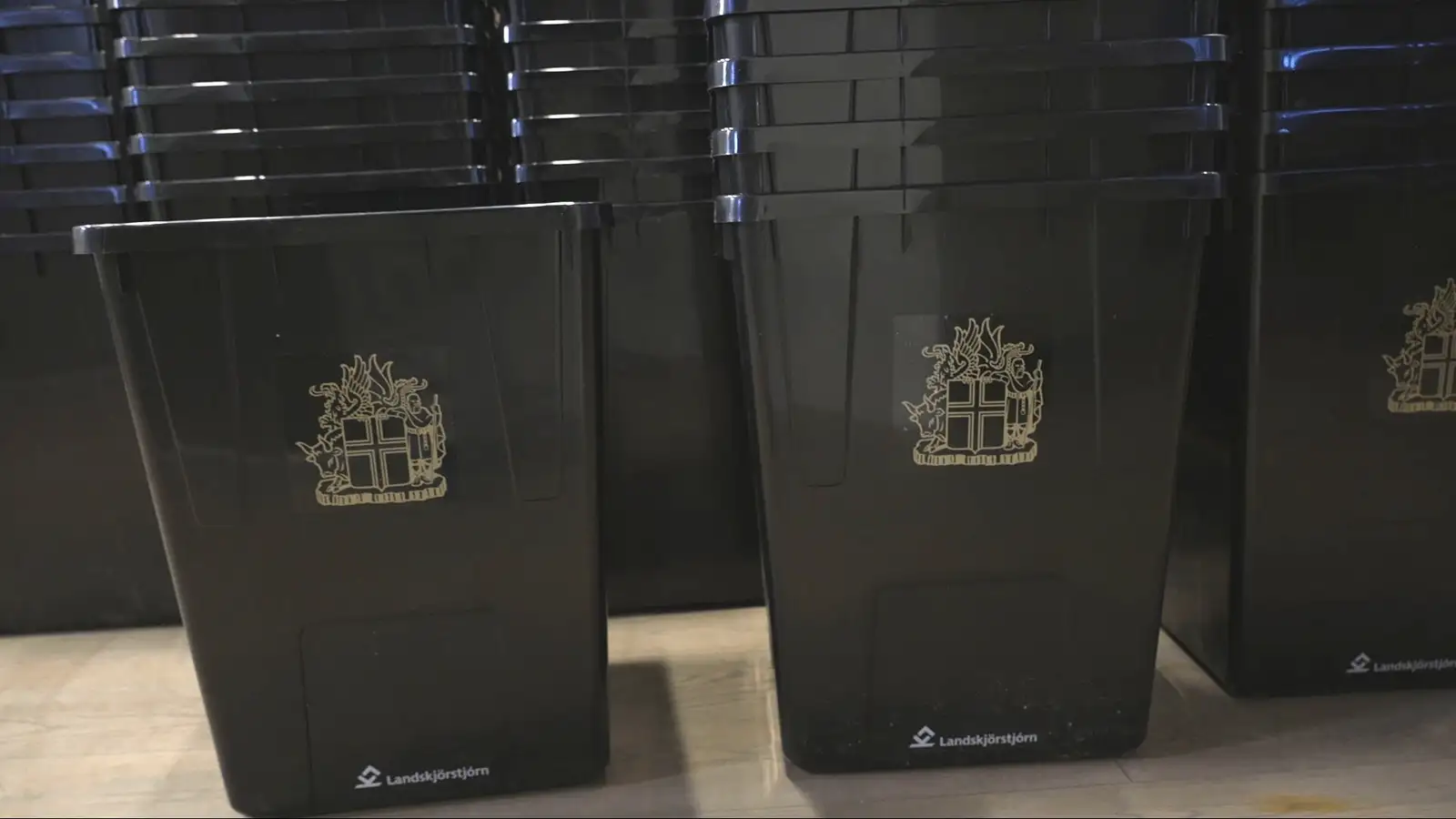 Nýir svartir kjörkassar úr plasti teknir í notkun í vor