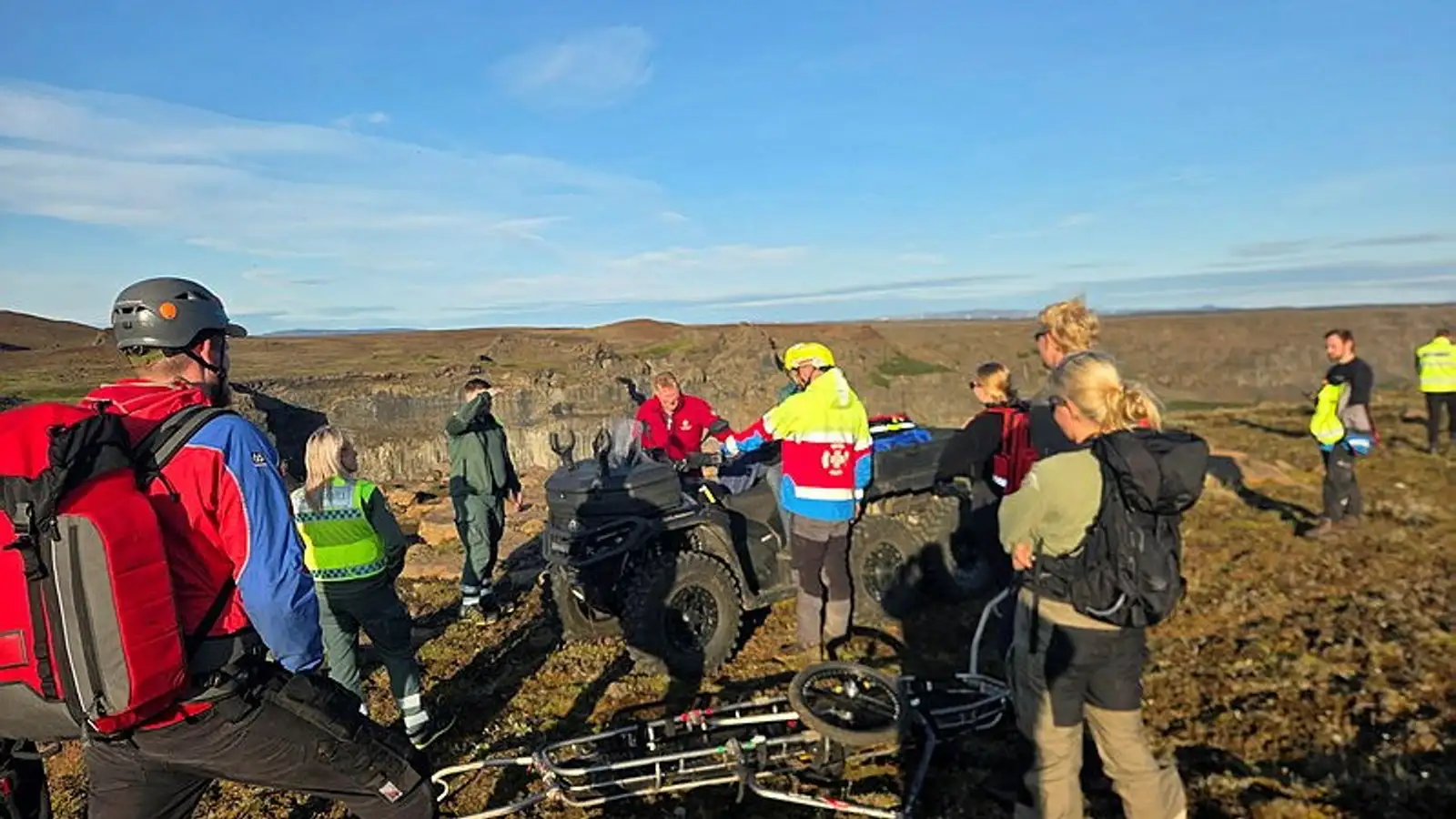 Tvær björgunaraðgerðir vegna slasaðra ferðamanna
