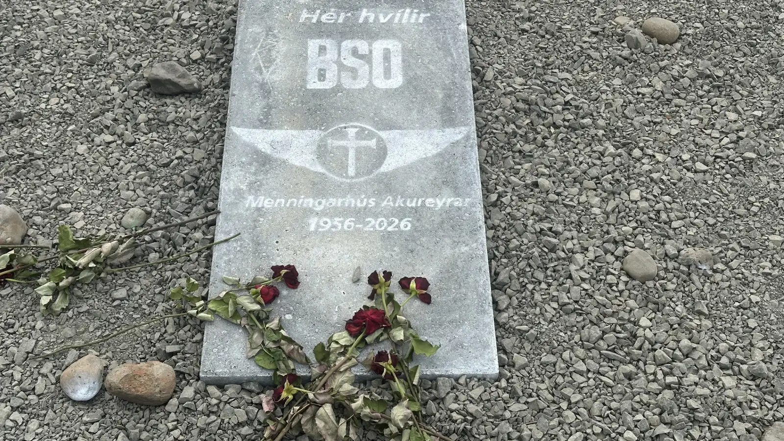 Lagði legstein á lóð BSO