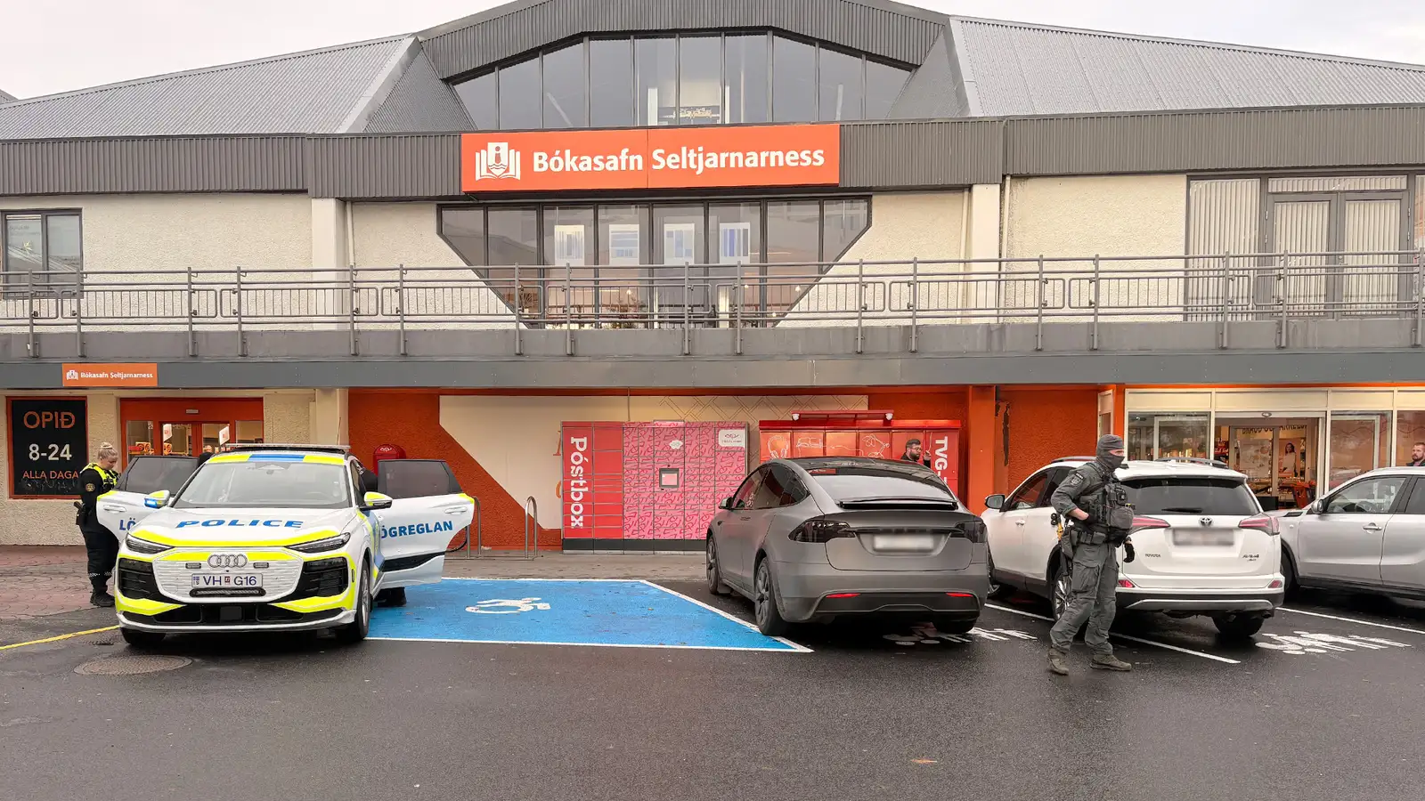 Starfsfólk Hagkaups varð ekki vart við lögregluaðgerð fyrir utan búðina